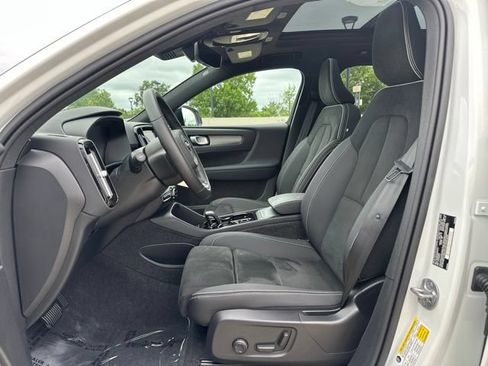 Certified 2025 Volvo XC40 B5 Plus AWD/4WD image 17