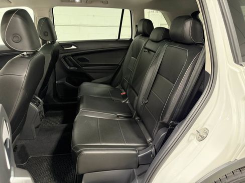 Used 2021 Volkswagen Tiguan SE w/ Panoramic Sunroof Package image 37