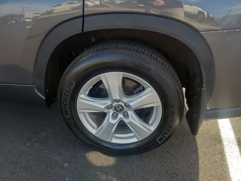 Used 2023 Toyota Highlander L image 11