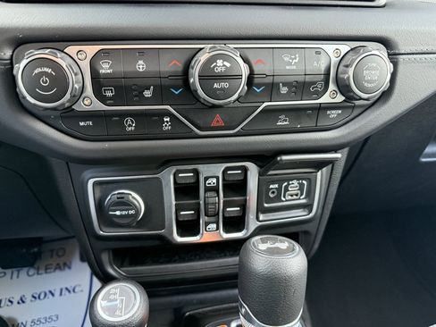 Used 2025 Jeep Wrangler Sahara image 25