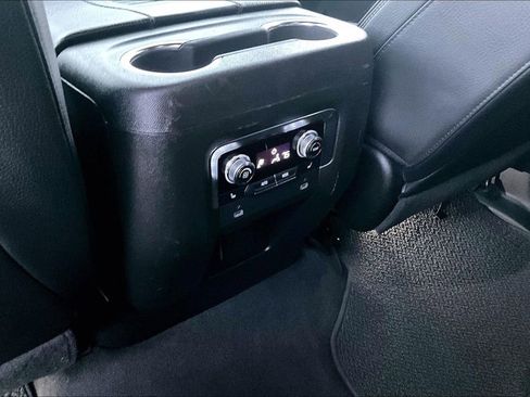 Used 2024 GMC Yukon XL Denali image 33