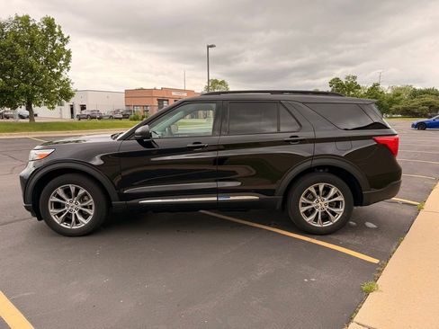 Used 2022 Ford Explorer XLT w/ Equipment Group 202A AWD/4WD image 5