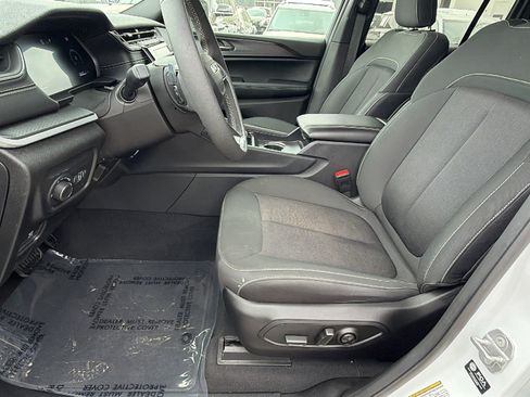 Certified 2024 Jeep Grand Cherokee Laredo AWD/4WD image 16