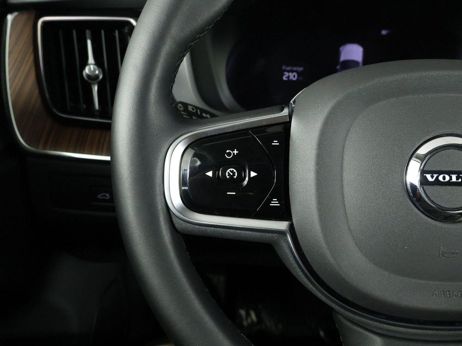 Certified 2023 Volvo XC60 T8 Plus AWD/4WD image 10