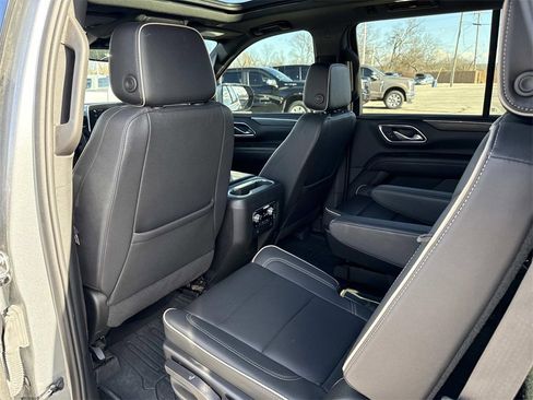 Used 2023 GMC Yukon SLT w/ SLT Luxury Package image 27