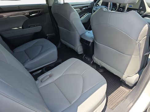 Used 2023 Toyota Highlander Limited FWD image 11
