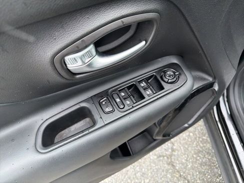 Used 2022 Jeep Renegade Altitude w/ Sun/Sound Group AWD/4WD image 12