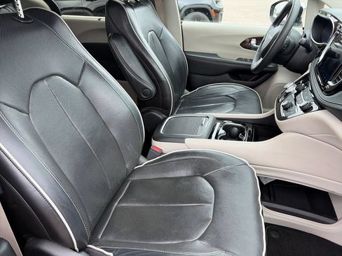 Used 2023 Chrysler Pacifica Limited FWD image 34