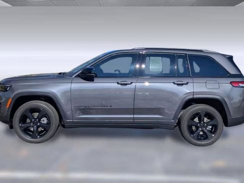 Used 2023 Jeep Grand Cherokee L Laredo image 2