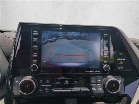Used 2022 Toyota Highlander XLE FWD image 13