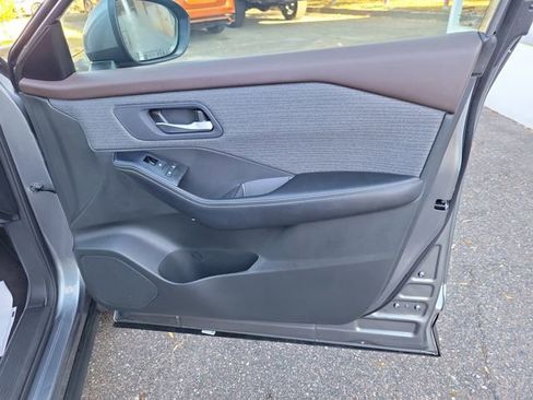 Used 2023 Nissan Rogue SV image 37