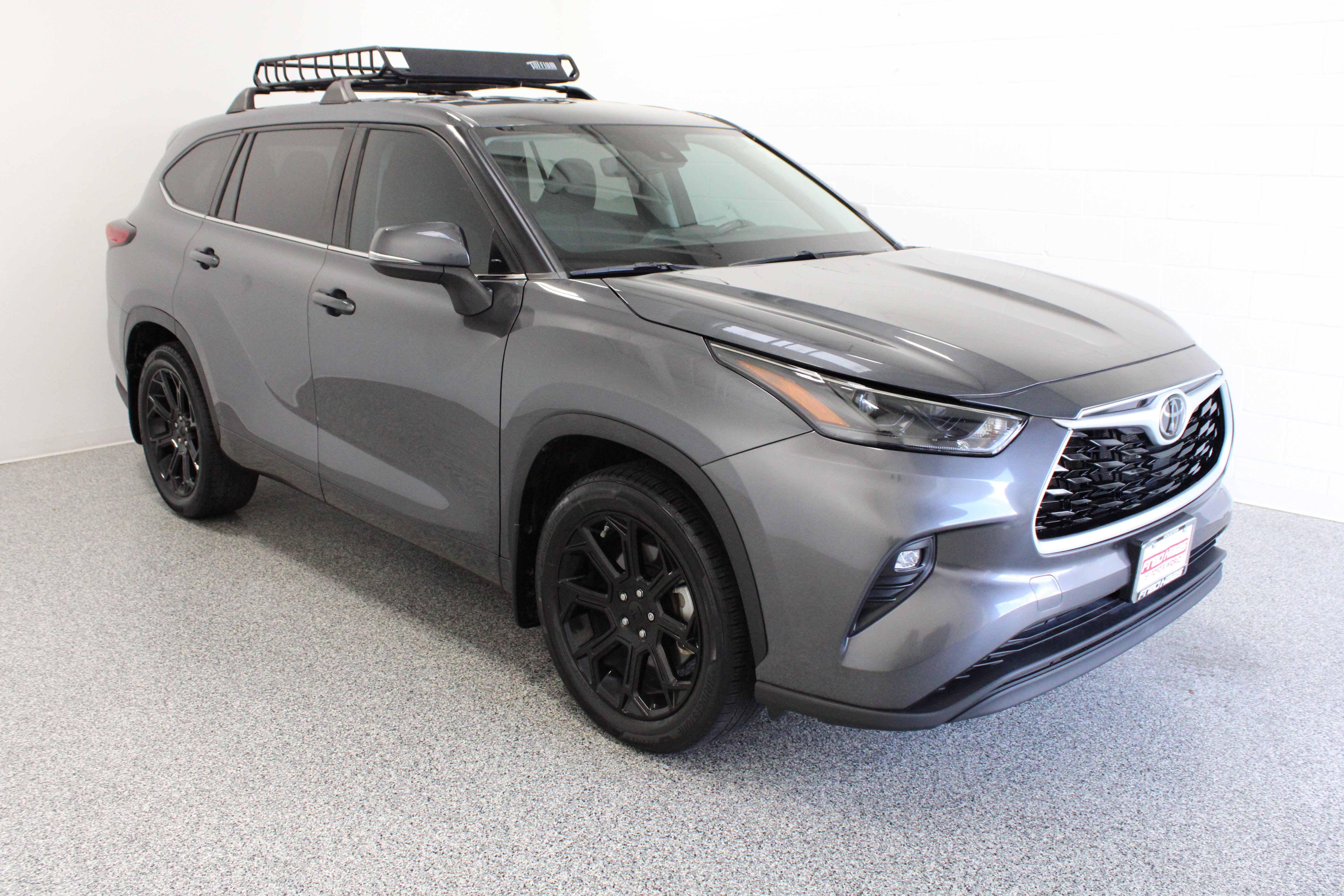 Used 2023 Toyota Highlander LE FWD image 4