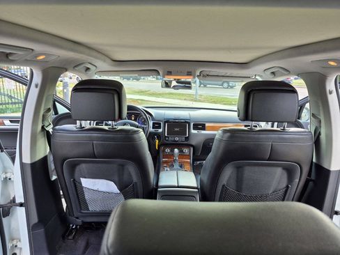 Used 2014 Volkswagen Touareg TDI image 19