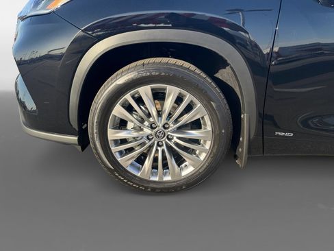 Certified 2026 Toyota Highlander Platinum AWD/4WD image 14