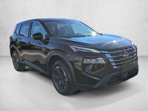 Used 2024 Nissan Rogue SV image 3