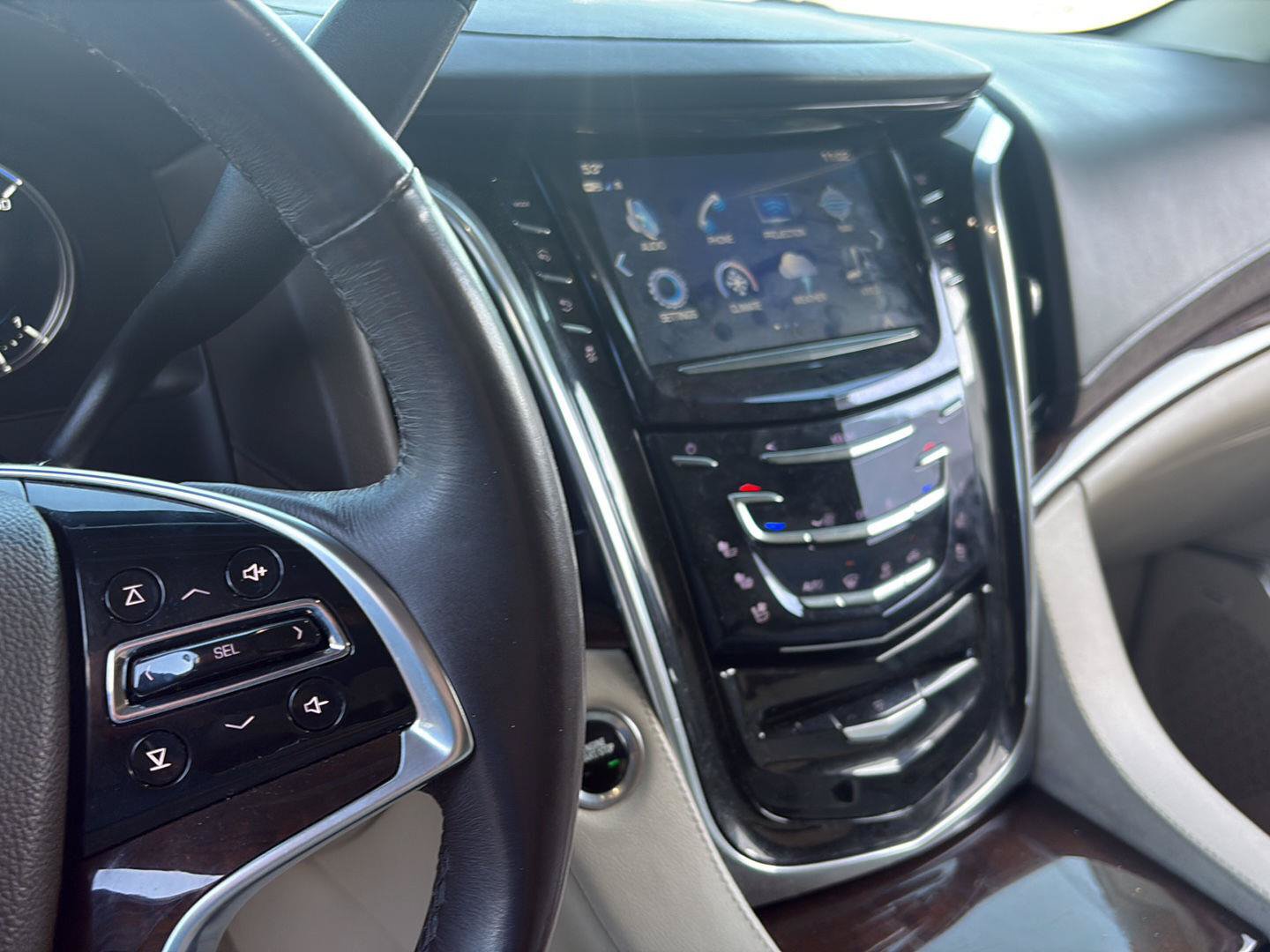 Used 2017 Cadillac Escalade ESV Luxury AWD/4WD image 4