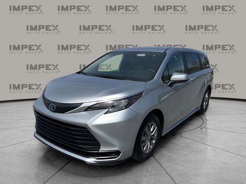 Used 2025 Toyota Sienna LE image 1
