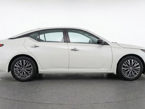 Used 2025 Nissan Altima 2.5 SV image 11