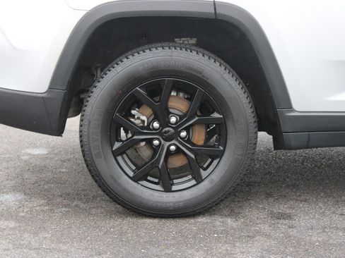 Used 2024 Jeep Grand Cherokee Altitude AWD/4WD image 13