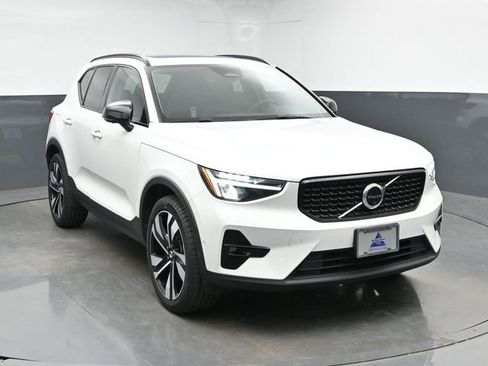 Used 2023 Volvo XC40 B5 Plus w/ Protection Package Premier AWD/4WD image 2