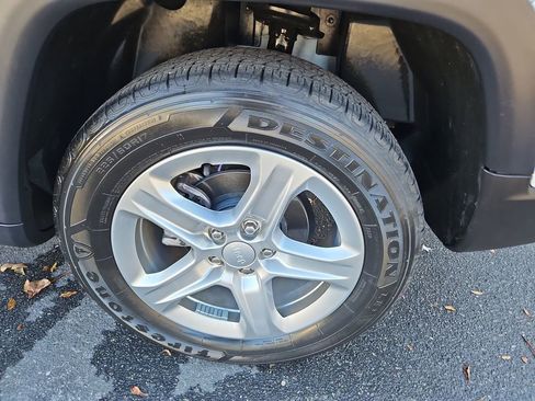 Used 2024 Jeep Compass Latitude image 29