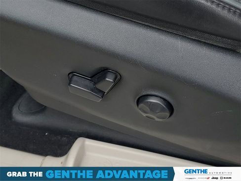 Used 2019 Chrysler Pacifica Limited image 10