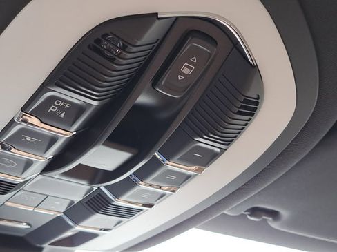 Used 2026 Porsche Macan AWD/4WD image 37