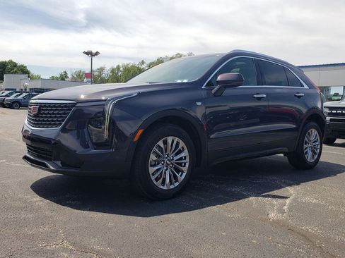 Used 2024 Cadillac XT4 Premium Luxury w/ Cold Weather Package AWD/4WD image 8