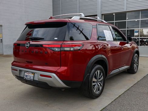 Used 2024 Nissan Pathfinder SL w/ Black Appearance Package image 4