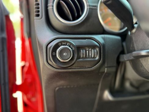 Used 2018 Jeep Wrangler Unlimited Sahara AWD/4WD image 22