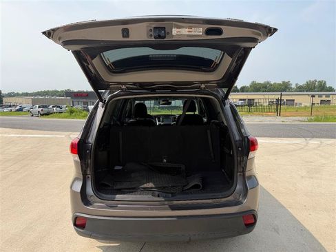 Used 2018 Toyota Highlander XLE AWD/4WD image 10