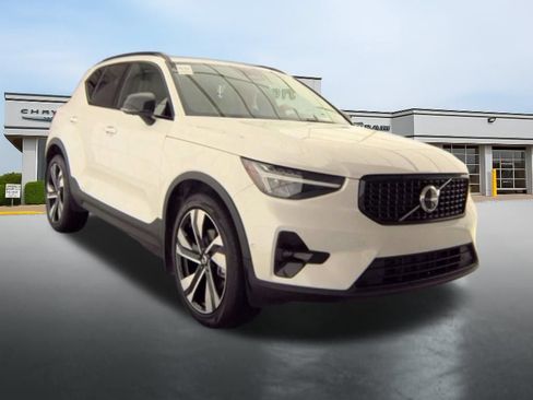 Used 2024 Volvo XC40 B5 Plus w/ Protection Package Premier AWD/4WD image 3