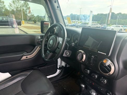 Used 2017 Jeep Wrangler Unlimited Sahara AWD/4WD image 20
