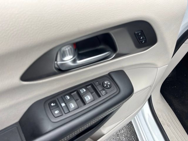 Used 2024 Chrysler Pacifica Touring-L FWD image 14