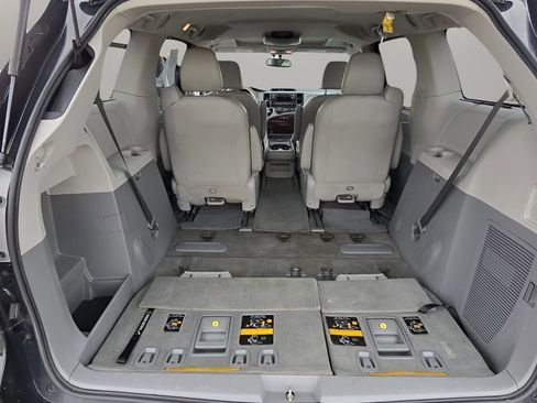 Used 2014 Toyota Sienna XLE image 23
