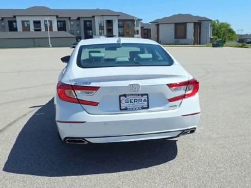 Used 2018 Honda Accord Touring image 6
