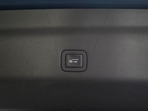 Used 2025 Chevrolet Tahoe High Country AWD/4WD image 11