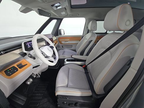 Used 2025 Volkswagen ID. Buzz 1st Edition RWD image 15