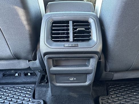 Used 2025 Volkswagen Taos SE w/ Panoramic Sunroof Package image 11