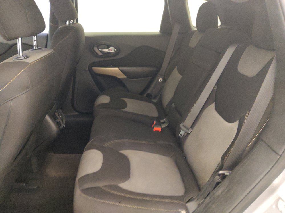 Used 2018 Jeep Cherokee Latitude w/ Altitude Package FWD image 18
