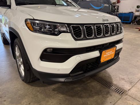 Used 2024 Jeep Compass Latitude image 2