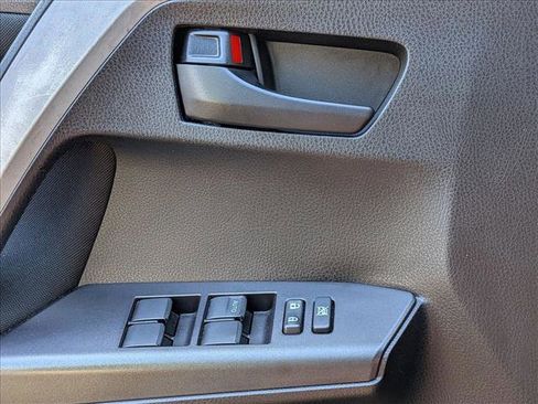 Used 2018 Toyota RAV4 LE FWD image 4