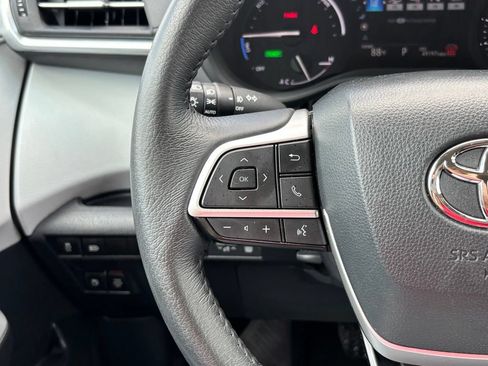 Used 2025 Toyota Sienna XLE FWD image 19