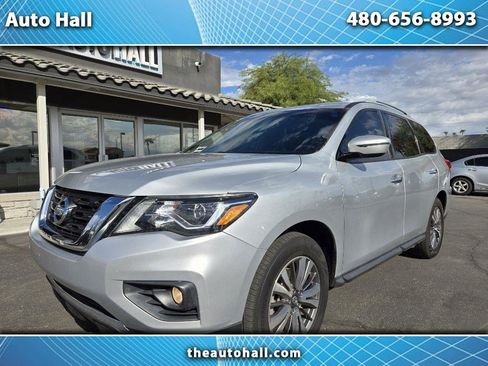 Used 2019 Nissan Pathfinder SV image 1
