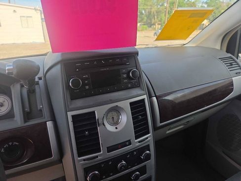 Used 2010 Chrysler Town & Country Touring FWD image 11