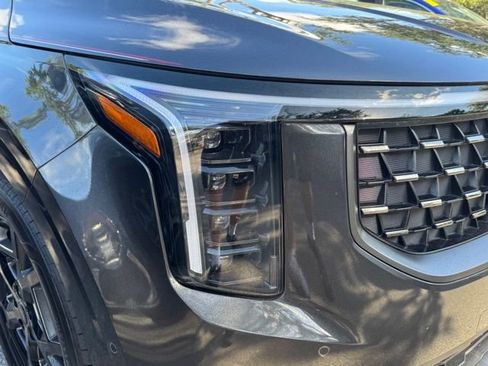 Certified 2025 Kia Carnival SX Prestige FWD image 9