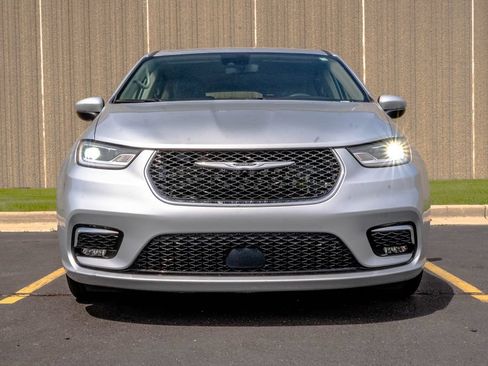 Used 2023 Chrysler Pacifica Touring-L FWD image 3