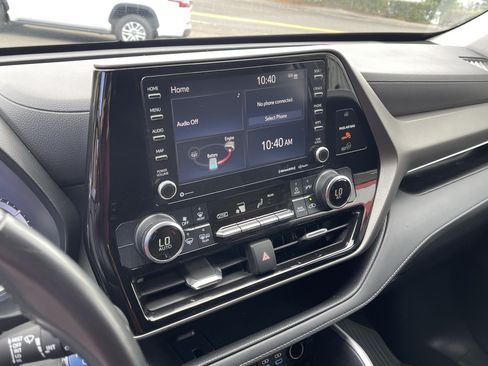 Used 2022 Toyota Highlander LE AWD/4WD image 21