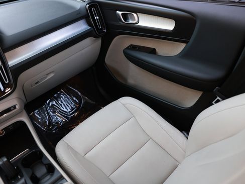 Used 2021 Volvo XC40 T4 Momentum w/ Protection Package Premier image 27