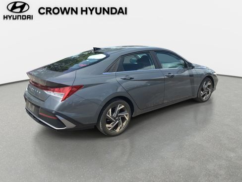 Used 2024 Hyundai Elantra SEL w/ Convenience Package FWD image 4